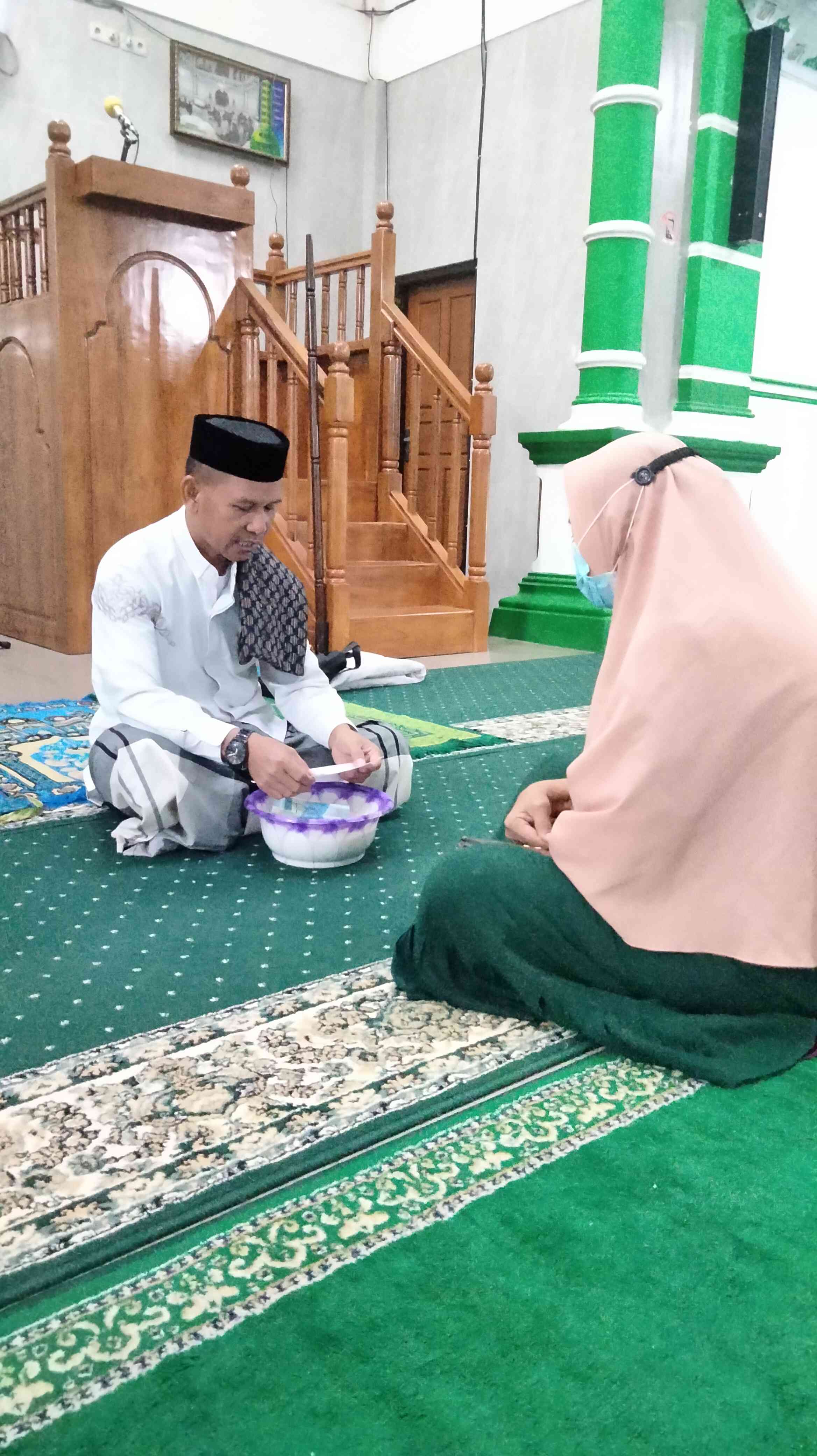 Pembayaran Zakat Fitrah di Masjid Fastabiqul Khairat Ranomeeto