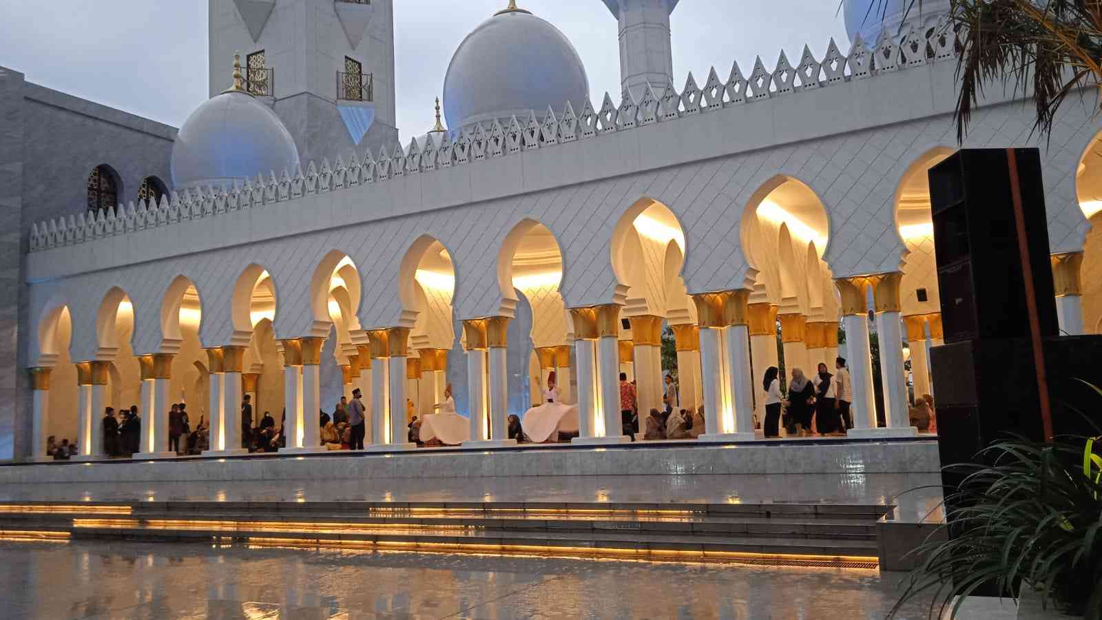 Tari Sufi dan Orkes Religi Meriahkan Ngabuburit di Masjid Sheikh Zayed Solo