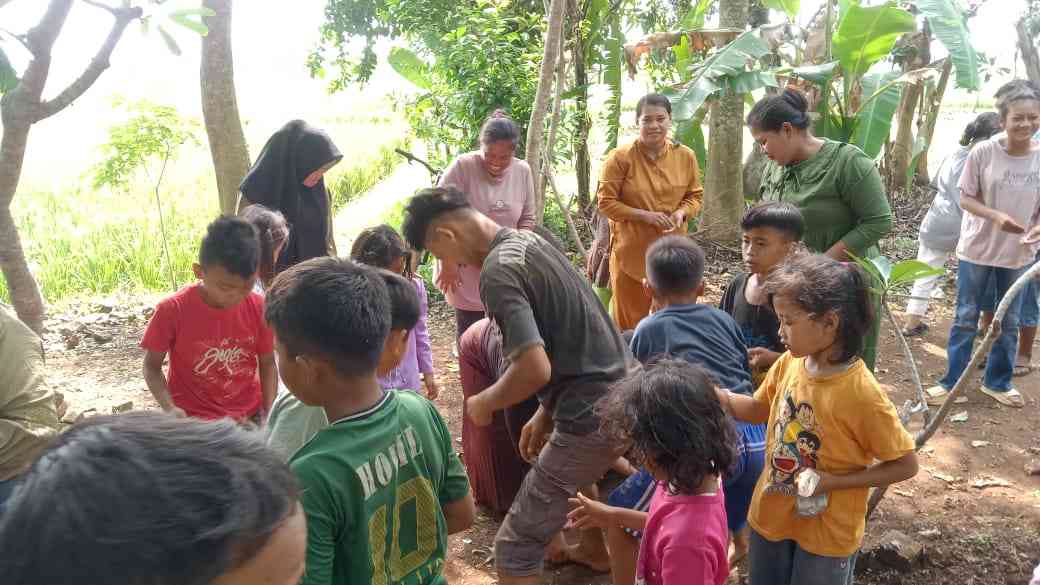 Fenomena Ziarah Kubur Idul Fitri 1445 H, Menjadi Ladang Berkah Bagi Anak-Anak