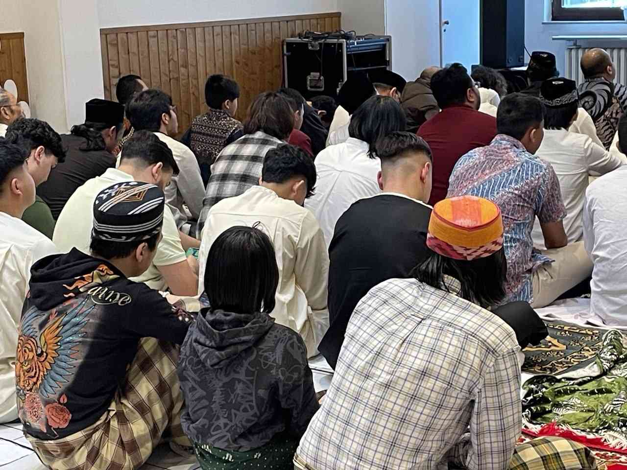 Suasana Sholat Idul Fitri di Bonn, Jerman