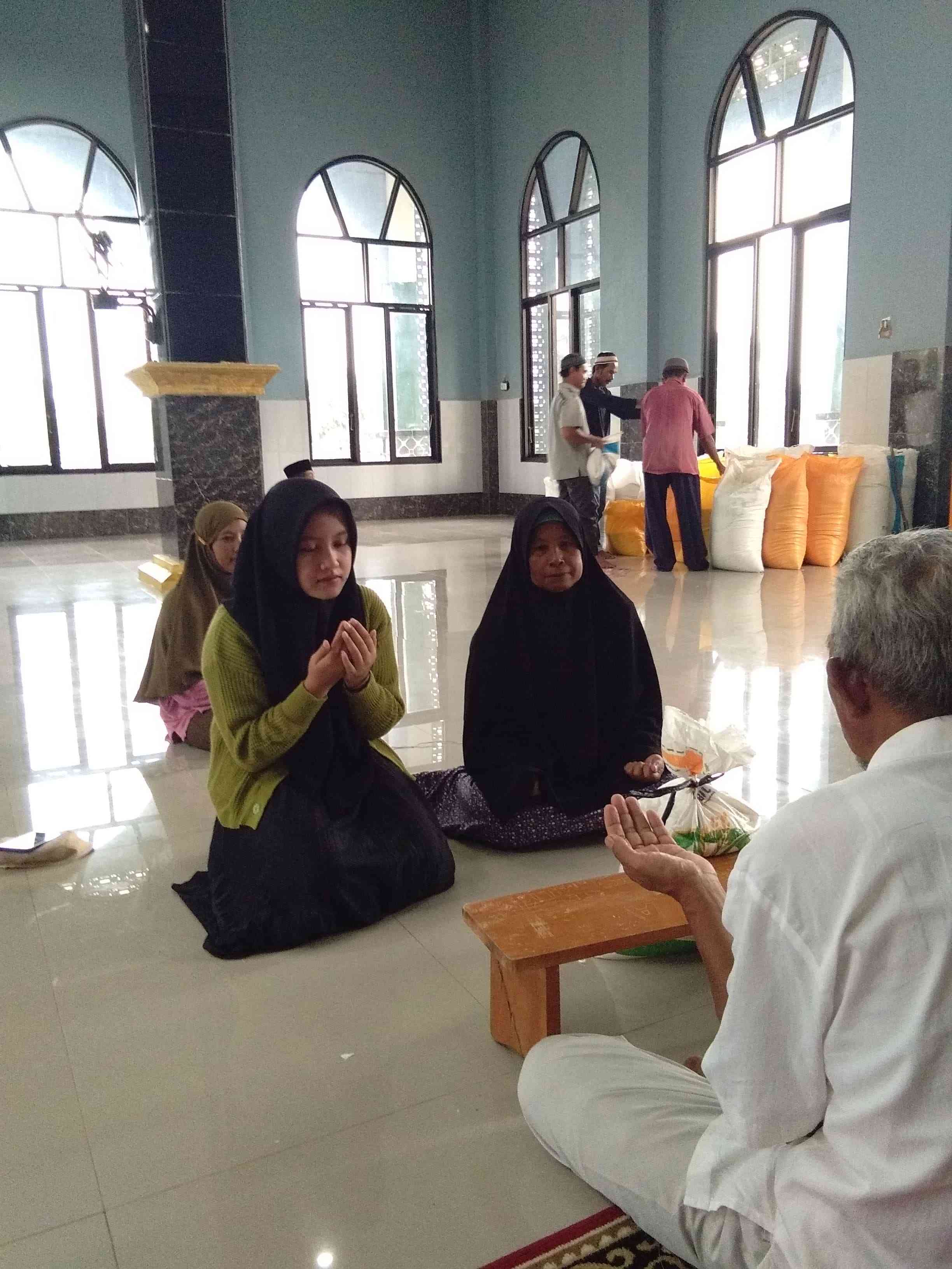 Proses Pembayaran Zakat Fitrah di Desa Padangguni, Kab. Konawe, Bertempat di Mesjid Al-Munawarrah