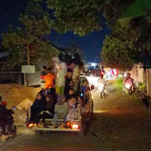 Warga Labuhan dalam Meriahkan Malam Takbiran dengan Berkonvoi menggunakan Mobil Pick Up