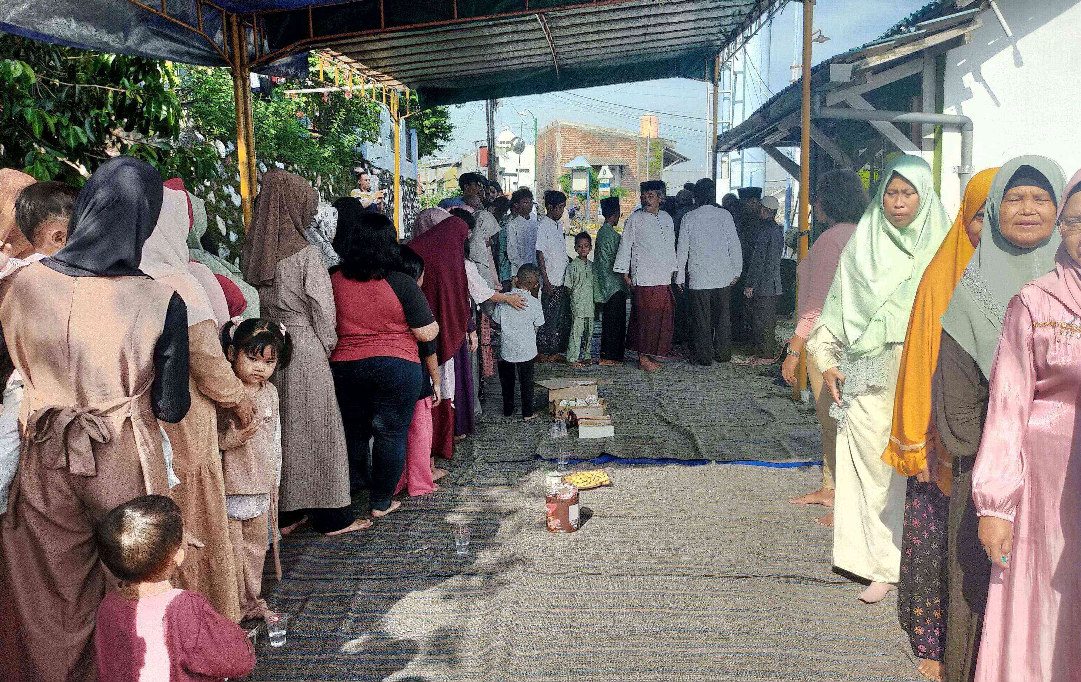 Guyub Rukun Warga Kampung Panjangan pada Acara Halal Bihalal