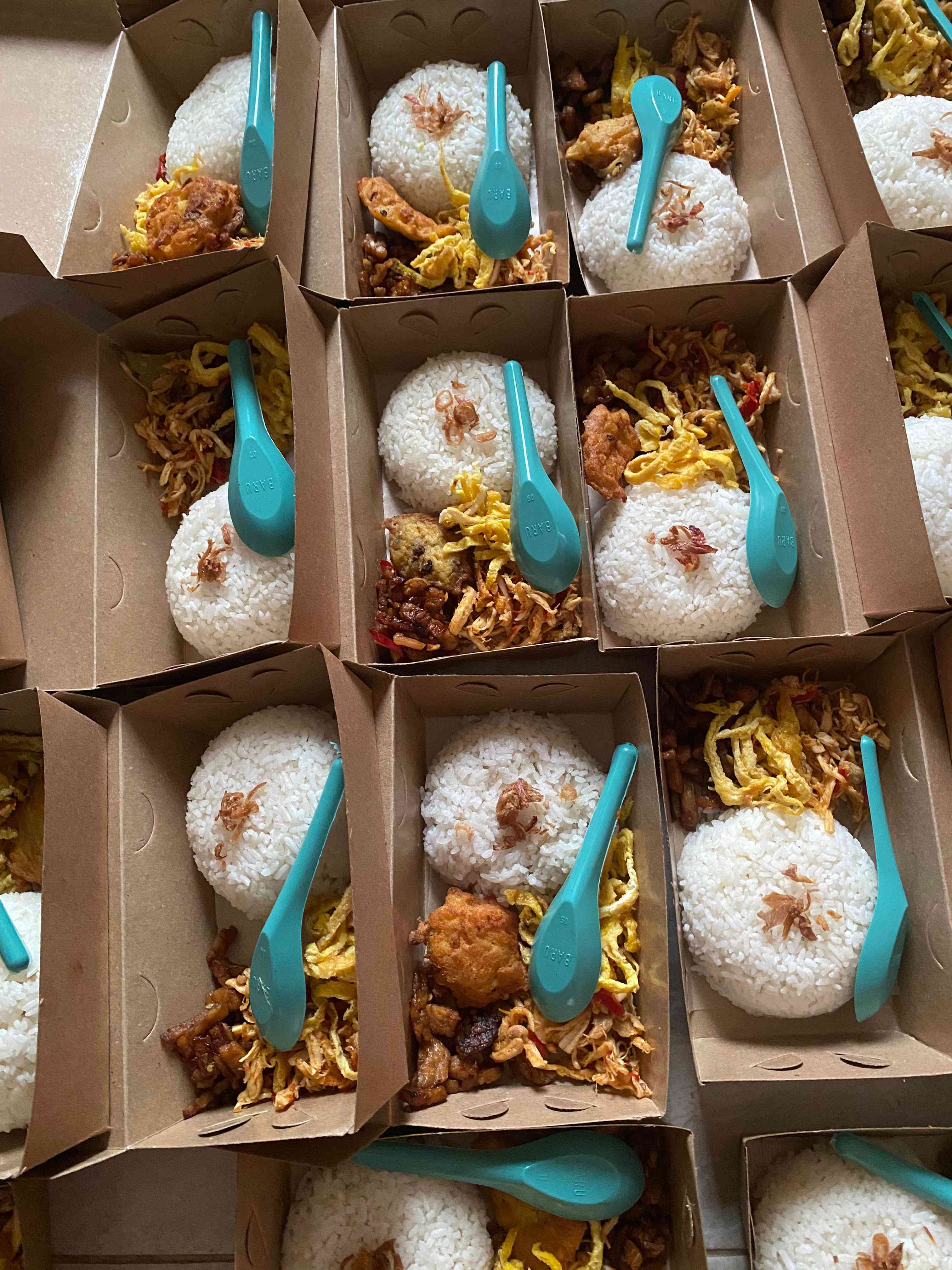 Kebaikan dalam Aksi: Mahasiswa UIN Walisongo Semarang Berbagi Makanan untuk Berbuka Puasa