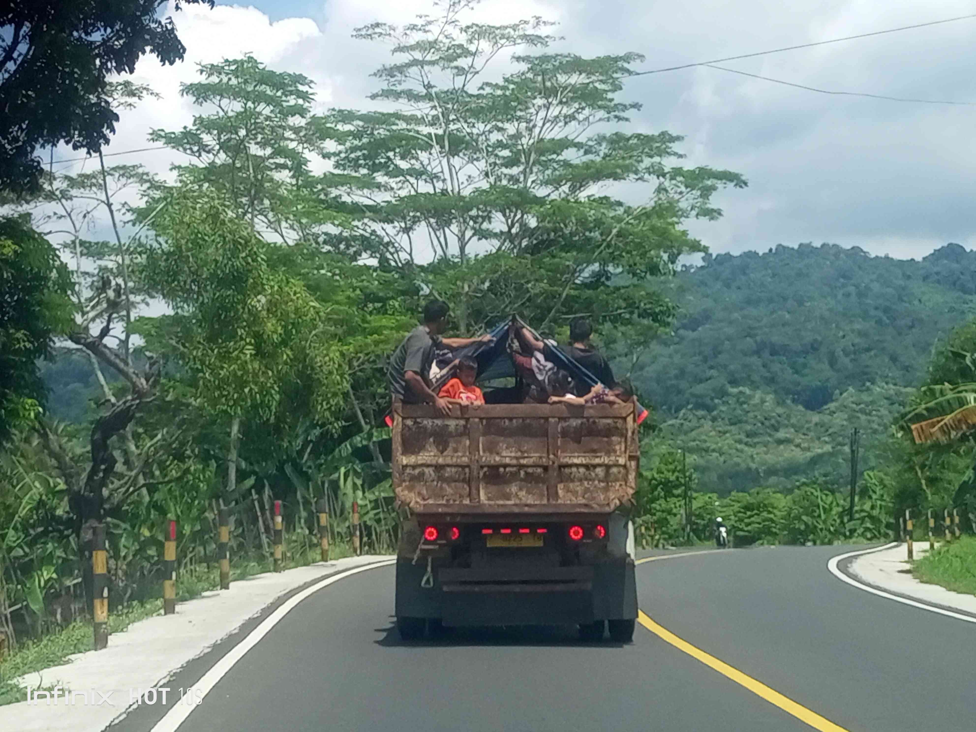 Rutinitas Tahunan yang Unik: Liburan Lebaran Warga Ciamis dengan Wisata Keluarga Naik Truk