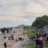Minim Fasilitas, Masyarakat Tetap Antusias Kunjungi Pantai Pasir Putih di Pesisir Modung Saat Libur Lebaran