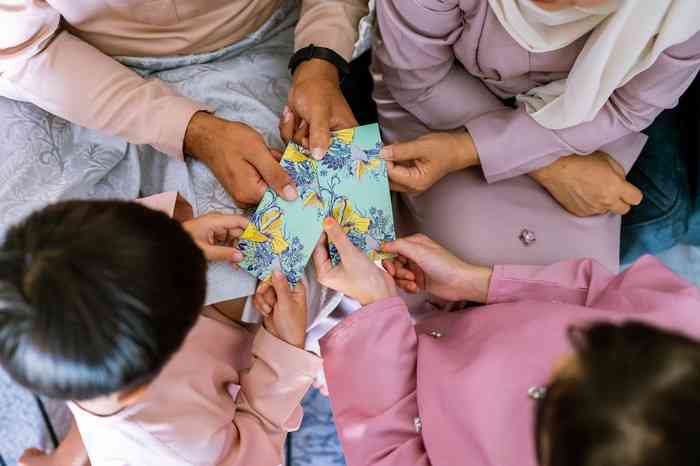 Selayang Pandang Tunjangan Hari Raya, Akar, dan Kebermanfaatannya