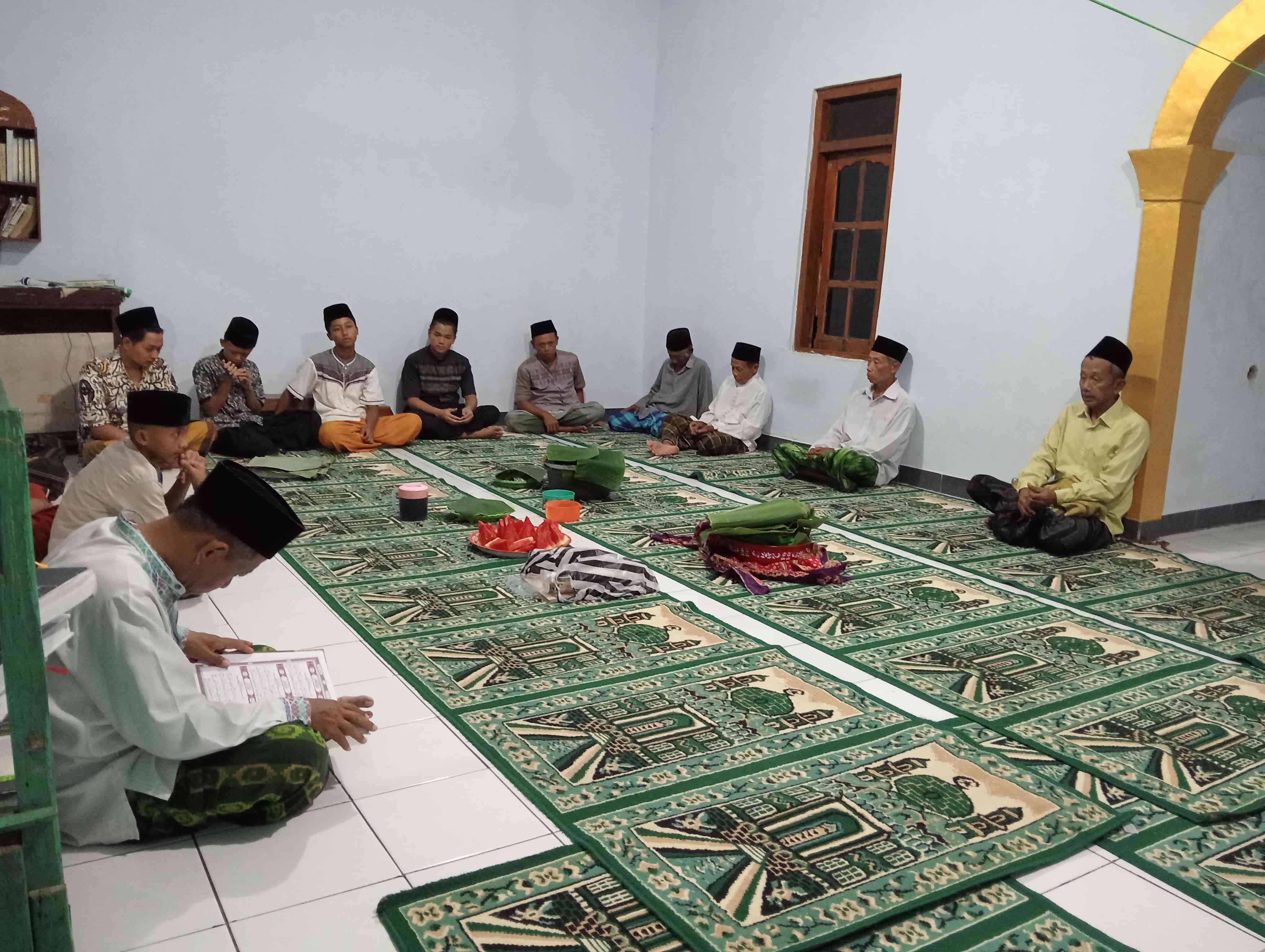 Pemberian Pengajaran dalam Mengaji atau Membaca Al Qur'an untuk Anak-Anak pada Bulan Ramadhan di Mushola Al Huda