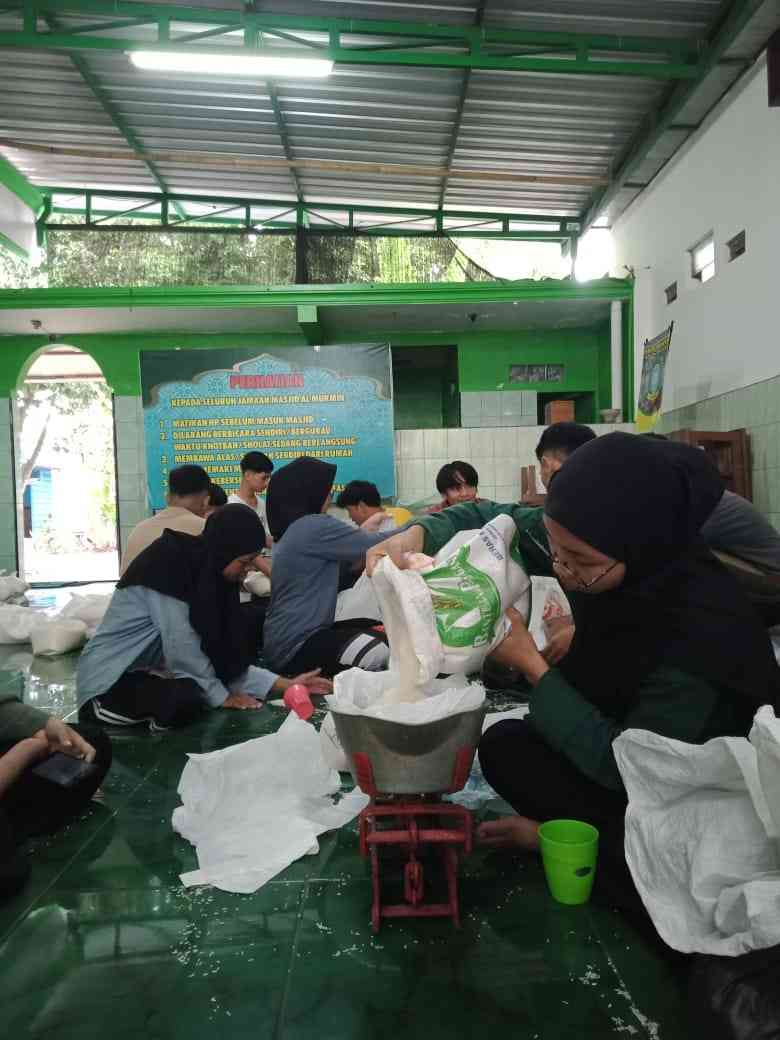 Pembayaran Zakat Fitrah Ramadhan di Masjid Al-Mukmin Desa Ngadirejo, Kartasura, Sukoharjo