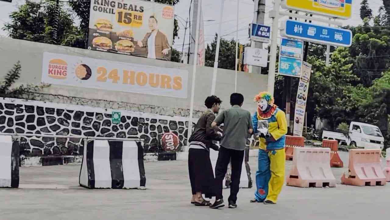 Suasana Ramadan dengan Berbagi Takjil di Jalan