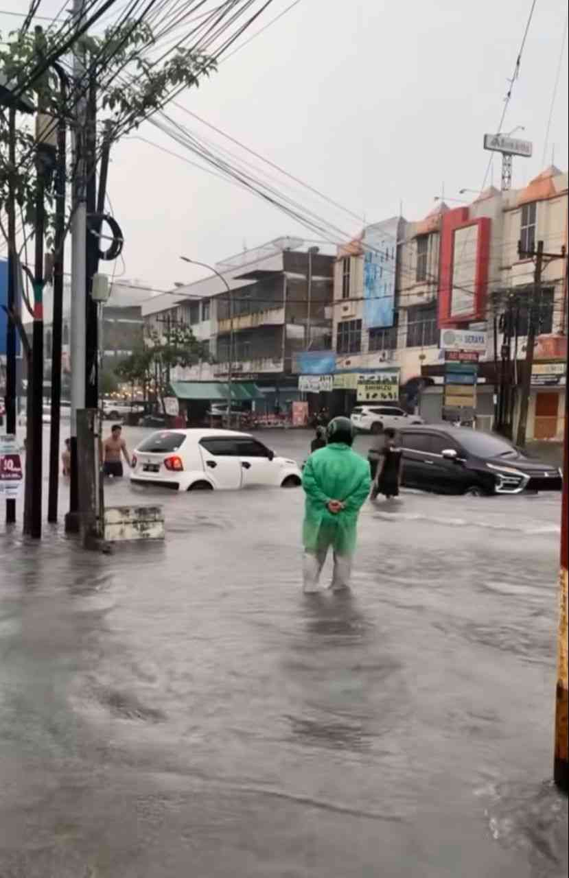 Habis Mudik Terbitlah Banjir, Warga Pekanbaru Menerobos Banjir Seperti Avatar