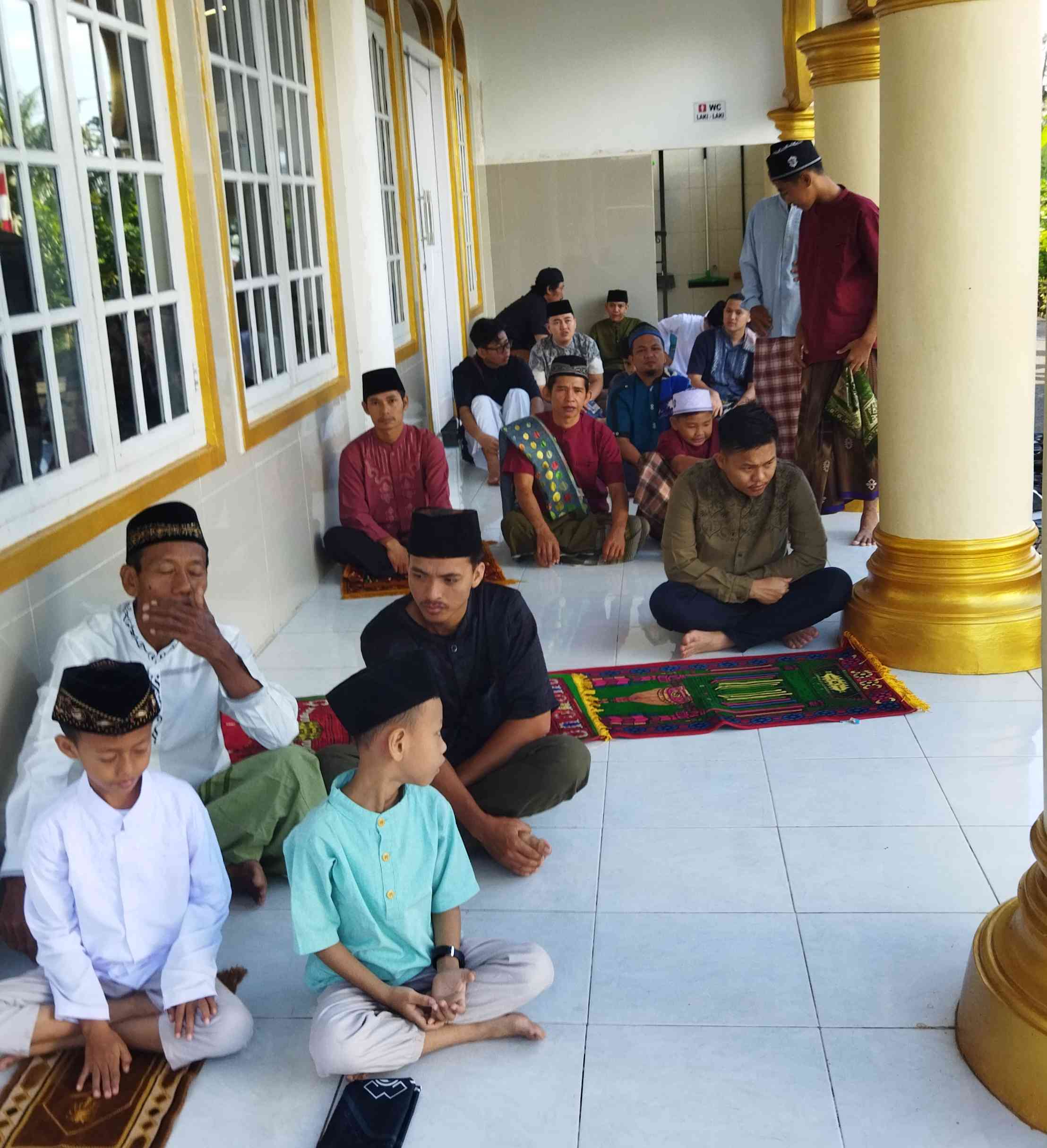 Menunaikan Solat Id Dilingkunganku, Jema'ah Meluber Sampai Keserambi Masjid