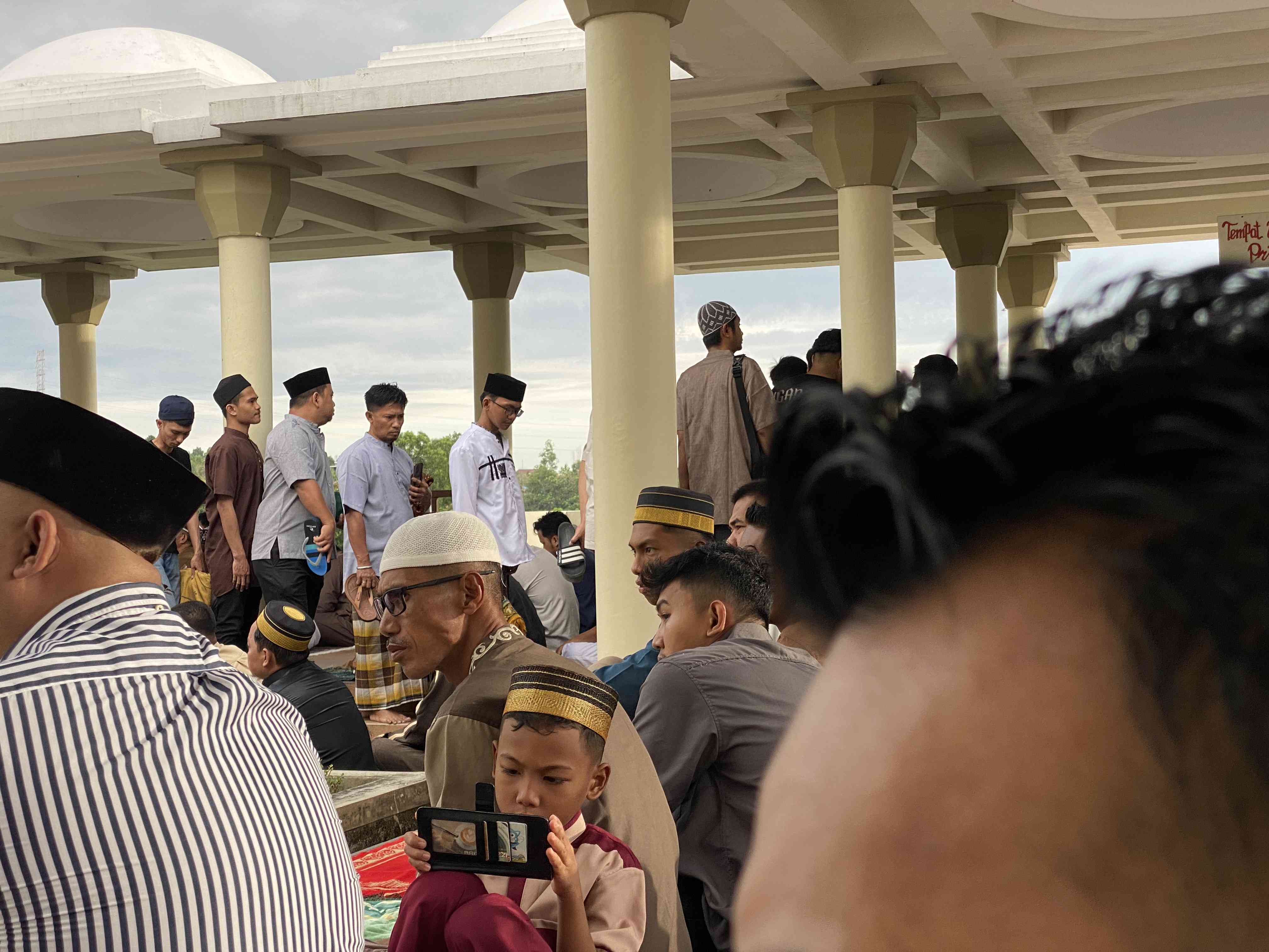 Kesucian dan Kebersamaan: Suasana Solat Idul Fitri di Masjid Islamic Center Balikpapan