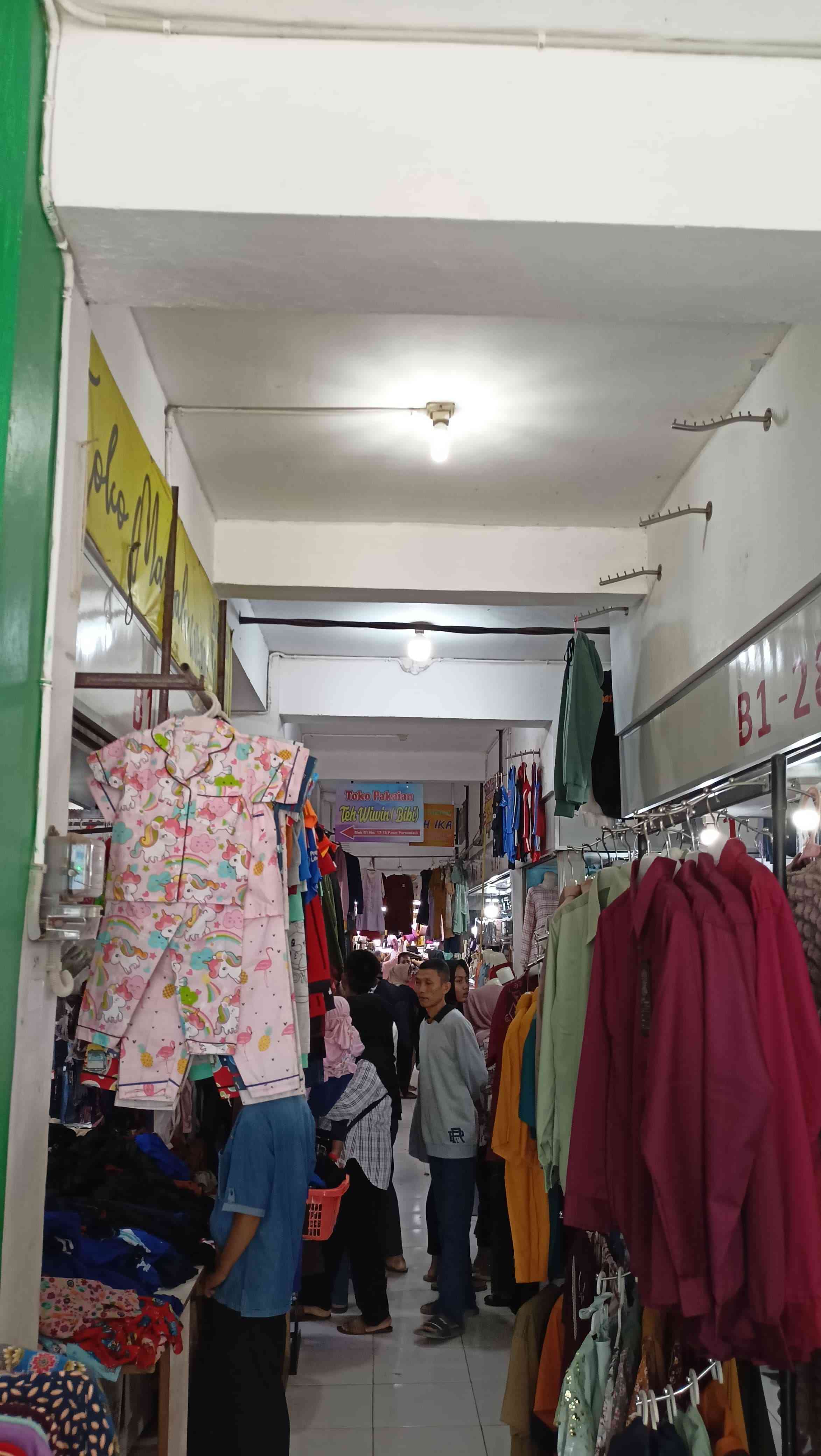 Pasar Purwadadi di Subang Ramai Pengunjung Menjelang Idul Fitri 1445