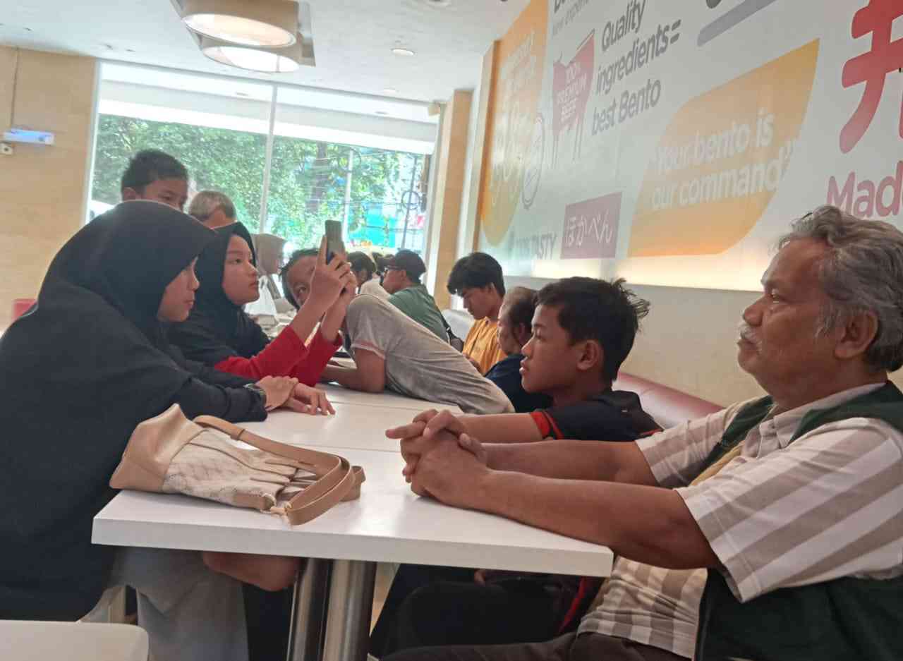 Senangnya Cucuku Makan Siang Saat Libur Lebaran di Restoran ala Jepang