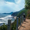 Harus Membelah Bukit, Pantai Surumanis Kebumen Menawarkan Panorama Alamnya yang Eksotis!