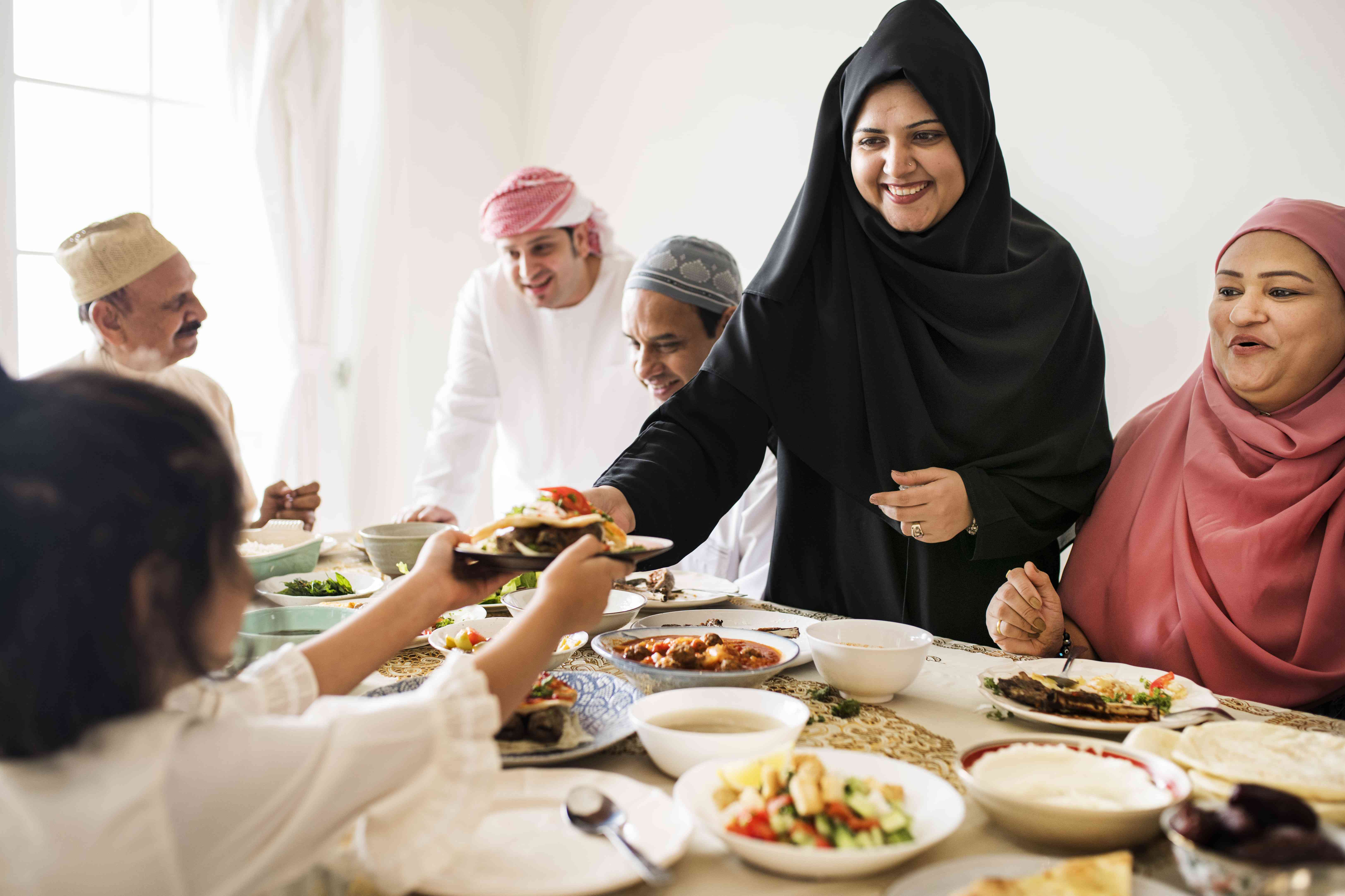 Mengintip Sibuknya Suasana Dapur Menjelang Hari Raya