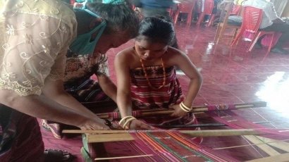 Tenunan Tradisional, Simbol Martabat Perempuan dalam Masyarakat Atadei Kabupaten Lembata