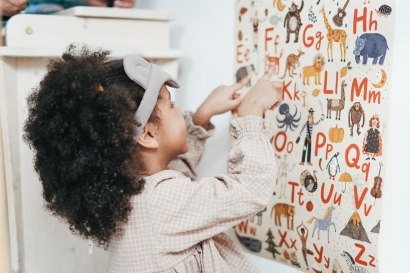 Anak Anda Belum Bisa Baca Tulis? Cobalah Metode Belajar Bahasa Montessori