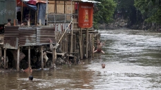 Buang Hajat ke Kali, Potret Lama Sanitasi Buruk Jakarta