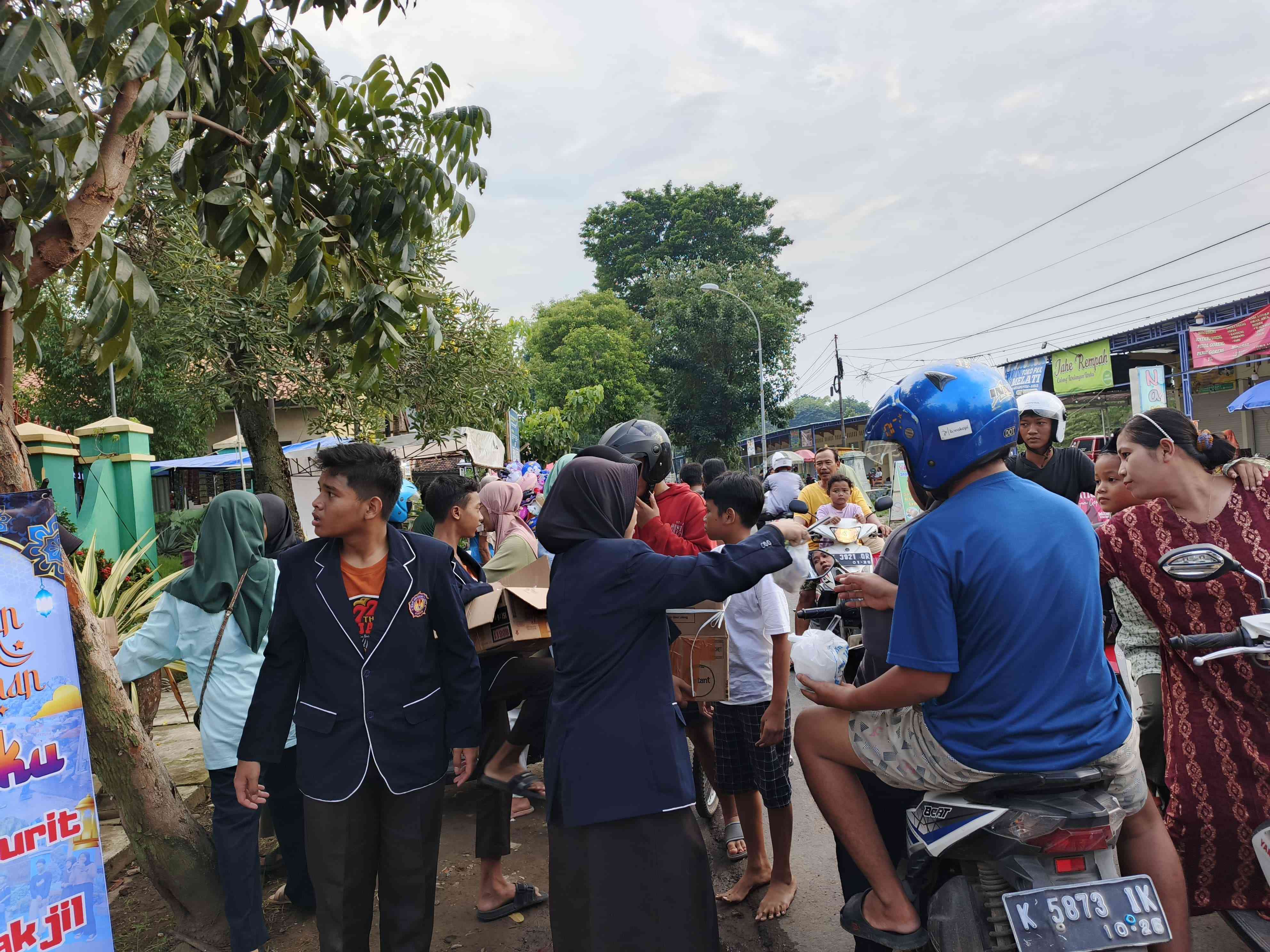 Siswa Berbagi Takjil, Menguatkan Sikap Toleran