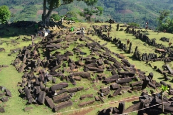 Hasil gambar untuk 9. Bangunan Situs Gunung Padang