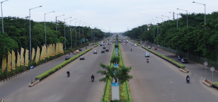 Jalan yang 'keras' dan bagus. Bekas landasan pacu | kompasiana.com/christiesuharto 