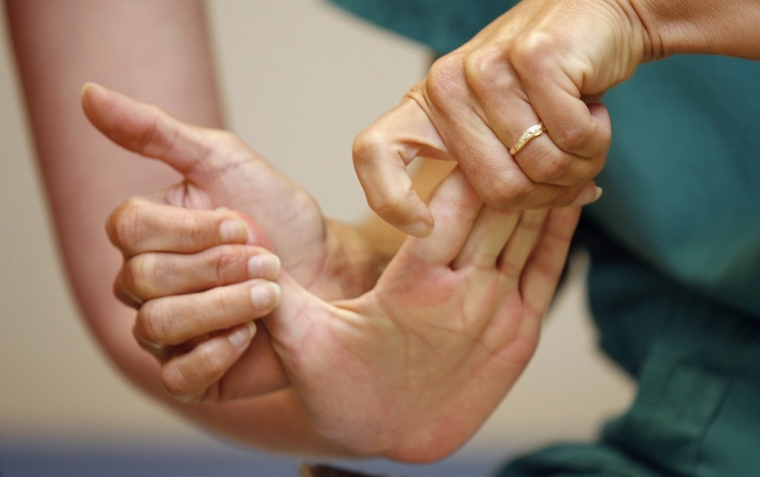 Terapi stroke tangan dan kaki kanan