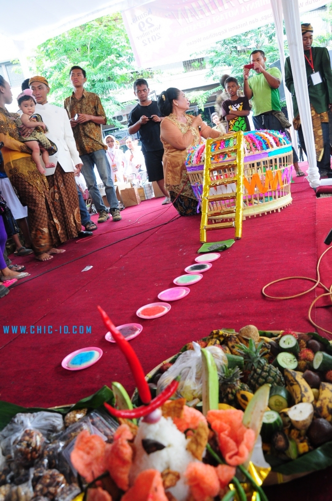 Tedhak Siten, Salah Satu Adat Jawa yang Semakin Pudar oleh  Tedhak Siten, Salah Satu Adat Jawa yang Semakin Pudar oleh