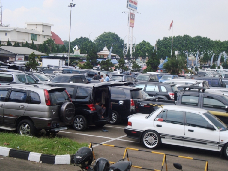 Bursa Mobil  Bekas  Bandung  Dibanjiri Wisatawan Lokal 