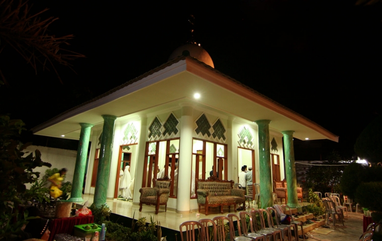 Masjid Tanpa  Daun Pintu  dan Daun Jendela  oleh Jafar G Bua 