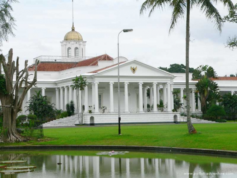 Sosok Misterius Dilingkungan Istana Kompasiana Com