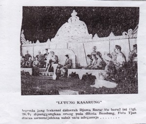 Pertunjukkan Lutung Kasarung dan Sangkuriang pada 1950-an Pertunjukkan Lutung Kasarung dan Sangkuriang pada 1950-an