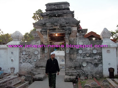 Piring Keramik Kuno di Gapura Makam Sunan Bonang Tuban Piring Keramik Kuno di Gapura Makam Sunan Bonang Tuban