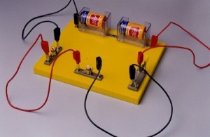 Konstruksi Konsep Rangkaian Listrik Seri dan Paralel Konstruksi Konsep Rangkaian Listrik Seri dan Paralel