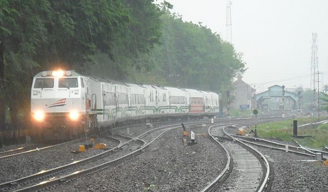 Jalur Jakarta – Surabaya Siap Dilalui Kereta Super Cepat  Jalur Jakarta – Surabaya Siap Dilalui Kereta Super Cepat