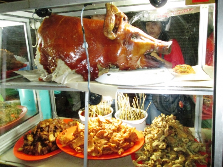 Menikmati Nasi Babi  Guling Sekar oleh Eveline Yulianti  Menikmati Nasi Babi  Guling Sekar oleh Eveline Yulianti