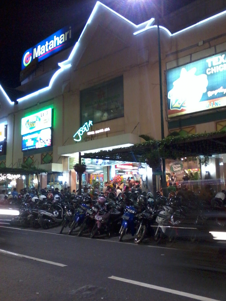 Suasana Malioboro di Malam Hari oleh Akbar Pitopang Suasana Malioboro di Malam Hari oleh Akbar Pitopang