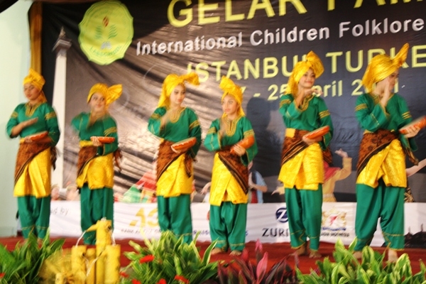 Tarian Daerah Indonesia Disukai di Istanbul Turkey oleh Wijaya Kusumah Kompasiana.com Tarian Daerah Indonesia Disukai di Istanbul Turkey oleh Wijaya Kusumah Kompasiana.com