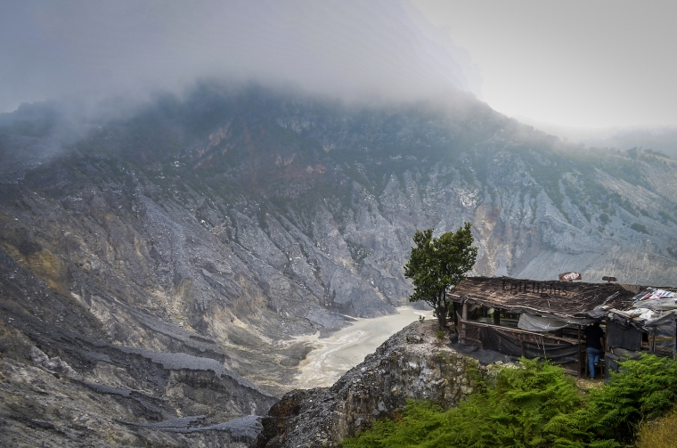 Hasil gambar untuk Kawah Ratu - Gunung Tangkuban Parahu