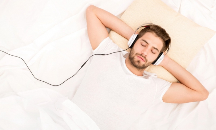 Hasil gambar untuk mendengarkan lagu sebelum tidur