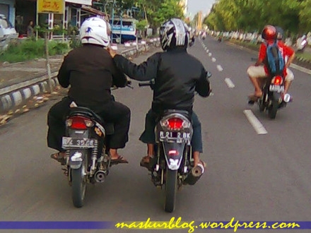 Perilaku Negatif Pengendara Sepeda Motor di Jalan Umum Perilaku Negatif Pengendara Sepeda Motor di Jalan Umum