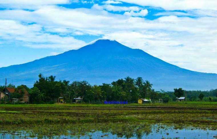 Foto Slamet Raksasa dari Pulau Jawa oleh Hendra Wardhana Foto Slamet Raksasa dari Pulau Jawa oleh Hendra Wardhana