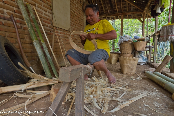  Kerajinan  Anyaman  Bambu  di  Jaman Serba Plastik 