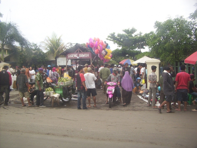 Uniknya Penjual Oprokan di Tengah Pasar Barang Bekas Uniknya Penjual Oprokan di Tengah Pasar Barang Bekas