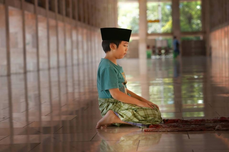 http://www.kompasiana.com/andika/anak-muallaf-rajin-sholat-kenapa-kamu-tidak_54f35107745513902b6c7062