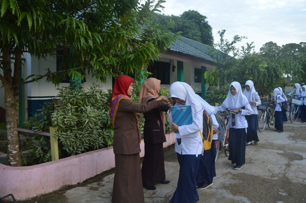 Sambut Siswa dengan Bersalaman oleh Akhmad Husaini Sambut Siswa dengan Bersalaman oleh Akhmad Husaini