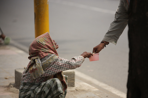 Dilema Bersedekah Peduli Tidak Sama dengan Memberi Uang Dilema Bersedekah Peduli Tidak Sama dengan Memberi Uang