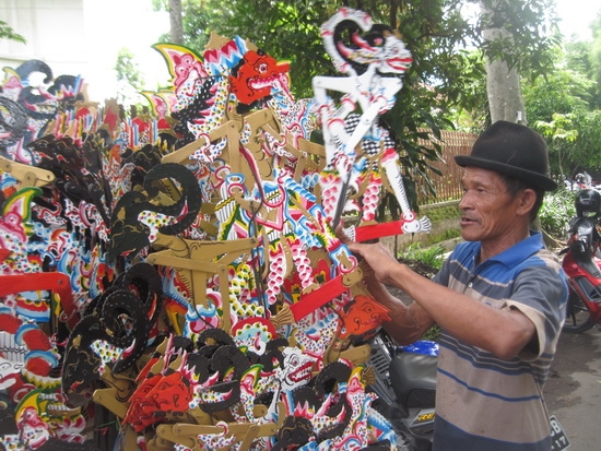 Pak Sabar, Sosok Perajin Wayang Kulit dari Karton oleh Pak Sabar, Sosok Perajin Wayang Kulit dari Karton oleh