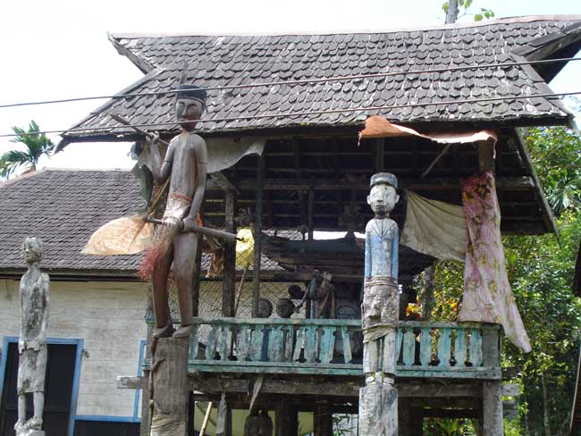 Sandung Saksi Bisu Ritual Kematian Suku Dayak Sandung Saksi Bisu Ritual Kematian Suku Dayak